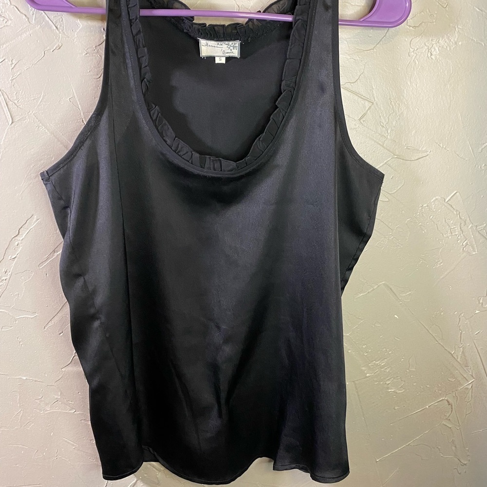 Hanna & Gracie woman’s black tank top blouse. In size S.   E-09